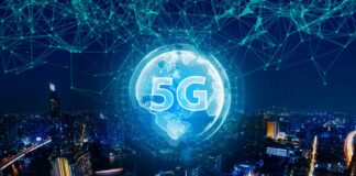5G teknolojisi, son yıllarda dünyanın dört bir yanında büyük bir heyecanla beklenen, internet bağlantı hızını dramatik şekilde artırmayı vadeden bir devrimsel yeniliktir. Bu teknoloji, sadece hızda bir artış sağlamanın ötesine geçer; aynı zamanda nesnelerin interneti (IoT), akıllı şehirler, otonom araçlar gibi teknolojilerin gelişimini de hızlandıracak bir altyapı sağlar. Ancak, bu büyük yenilik beraberinde bazı endişeleri de getirmektedir. İnsanların özel hayatı, güvenlik sorunları ve çevresel etkiler gibi konular, 5G’nin ne getirdiği kadar ne götürdüğünü de düşündürmektedir. 5G’nin hayatımıza etkilerini ve bu teknolojinin sunduğu fırsatları ve yaratabileceği zorlukları daha yakından inceleyelim. Konulu bir haber görseli.