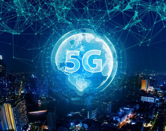 5G teknolojisi, son yıllarda dünyanın dört bir yanında büyük bir heyecanla beklenen, internet bağlantı hızını dramatik şekilde artırmayı vadeden bir devrimsel yeniliktir. Bu teknoloji, sadece hızda bir artış sağlamanın ötesine geçer; aynı zamanda nesnelerin interneti (IoT), akıllı şehirler, otonom araçlar gibi teknolojilerin gelişimini de hızlandıracak bir altyapı sağlar. Ancak, bu büyük yenilik beraberinde bazı endişeleri de getirmektedir. İnsanların özel hayatı, güvenlik sorunları ve çevresel etkiler gibi konular, 5G’nin ne getirdiği kadar ne götürdüğünü de düşündürmektedir. 5G’nin hayatımıza etkilerini ve bu teknolojinin sunduğu fırsatları ve yaratabileceği zorlukları daha yakından inceleyelim. Konulu bir haber görseli.