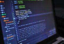 Açık kaynak kod, yazılım geliştirme dünyasında önemli bir kavramdır. Bir yazılımın kaynak kodunun, herkes tarafından erişilebilir, kullanılabilir, değiştirilebilir ve dağıtılabilir olması durumu açık kaynak olarak adlandırılır. Bu, yazılımın geliştirilmesinde katılımcılığın teşvik edilmesini sağlar ve yazılımın özgürce evrimleşmesine imkan tanır. Açık kaynak yazılımlar, genellikle topluluklar tarafından geliştirilir ve katkı sağlanarak sürekli iyileştirilir. Peki, açık kaynak kod nedir, nasıl çalışır ve neden bu kadar önemlidir? Konulu bir haber görseli.