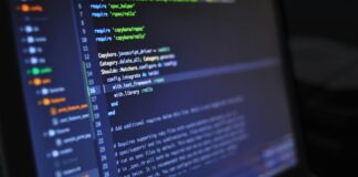 Açık kaynak kod, yazılım geliştirme dünyasında önemli bir kavramdır. Bir yazılımın kaynak kodunun, herkes tarafından erişilebilir, kullanılabilir, değiştirilebilir ve dağıtılabilir olması durumu açık kaynak olarak adlandırılır. Bu, yazılımın geliştirilmesinde katılımcılığın teşvik edilmesini sağlar ve yazılımın özgürce evrimleşmesine imkan tanır. Açık kaynak yazılımlar, genellikle topluluklar tarafından geliştirilir ve katkı sağlanarak sürekli iyileştirilir. Peki, açık kaynak kod nedir, nasıl çalışır ve neden bu kadar önemlidir? Konulu bir haber görseli.