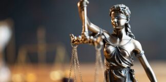 Adalet, insanlık tarihinin en kadim kavramlarından biri olarak, hem bireysel hem de toplumsal düzeyde yoğun tartışmaların merkezinde yer alıyor. Günümüzde hukuk sistemlerinin temel taşı olarak görülen bu kavram, farklı felsefi bakış açıları tarafından çeşitli şekillerde ele alınmıştır. Ancak temel bir soru hâlâ geçerliliğini koruyor: Adalet gerçekten herkese aynı mıdır? Yoksa adaletin kendisi mi kişiden kişiye, durumdan duruma değişir? Konulu bir haber görseli.