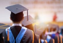 Akademik başarı, bireylerin eğitim kurumlarındaki derslerde gösterdiği performansı ölçen önemli bir göstergedir. Bu başarı, yalnızca sınav notlarıyla sınırlı kalmaz; aynı zamanda öğrencinin derse katılımı, ödevlerini zamanında teslim etmesi, düşünsel gelişimi ve genel öğrenme isteğiyle de ilişkilidir. Eğitim sistemi içinde oldukça merkezi bir yer tutan akademik başarı, bireyin kariyer planlaması, yükseköğretime geçiş süreci ve mesleki yönelimi üzerinde doğrudan etkili olmaktadır. Konulu bir haber görseli.