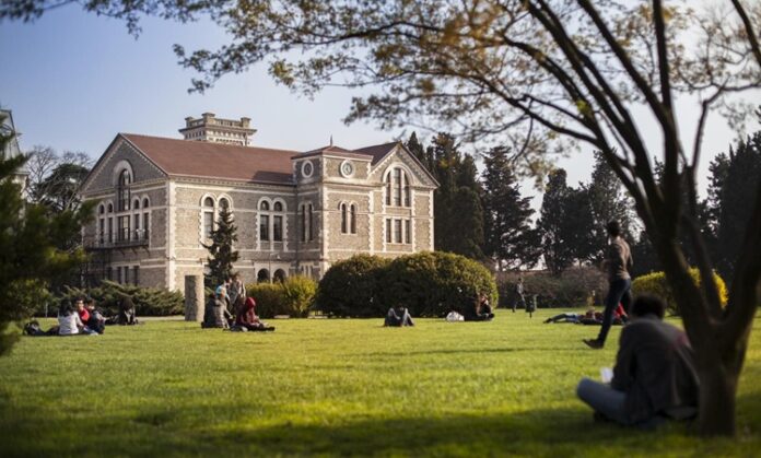 Akademik dürüstlük, tüm bilimsel çalışmaların temel taşıdır ve akademik camianın güvenilirliğini sağlamak için vazgeçilmez bir ilkedir. Bilimsel araştırmalar, yazılı çalışmalar ve diğer akademik faaliyetlerde, doğruluk, şeffaflık ve dürüstlük gibi değerler ön planda olmalıdır. Bu kavram, sadece bir etik kural olmakla kalmaz, aynı zamanda bilimsel topluluğun sağlıklı bir şekilde gelişmesini ve toplumun güvenini kazanmasını sağlayan bir yapı taşır. Konulu bir haber görseli.