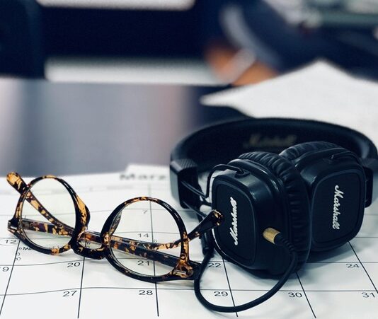 Akademik takvim, üniversitelerin ve diğer eğitim kurumlarının bir yıl boyunca gerçekleştireceği eğitim, tatil ve sınav tarihlerini belirleyen önemli bir plandır. Her eğitim yılı için belirlenen bu takvim, öğrencilerin ve öğretim üyelerinin zamanlarını daha verimli bir şekilde organize etmelerine yardımcı olur. Ayrıca, akademik takvim, okul içindeki çeşitli etkinliklerin ve programların zamanlamasını koordine etmek açısından da kritik bir rol oynar. Ancak, akademik takvimin nasıl hazırlandığı, hangi unsurların göz önünde bulundurulduğu ve nasıl bir sistemin izlendiği, çoğu zaman gözden kaçan bir konudur. Konulu bir haber görseli.