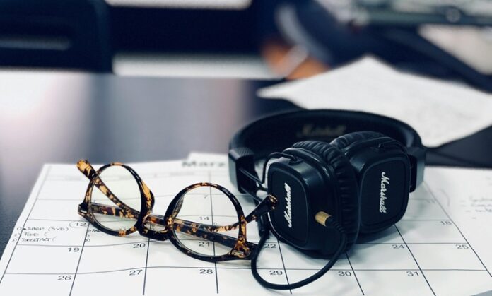 Akademik takvim, üniversitelerin ve diğer eğitim kurumlarının bir yıl boyunca gerçekleştireceği eğitim, tatil ve sınav tarihlerini belirleyen önemli bir plandır. Her eğitim yılı için belirlenen bu takvim, öğrencilerin ve öğretim üyelerinin zamanlarını daha verimli bir şekilde organize etmelerine yardımcı olur. Ayrıca, akademik takvim, okul içindeki çeşitli etkinliklerin ve programların zamanlamasını koordine etmek açısından da kritik bir rol oynar. Ancak, akademik takvimin nasıl hazırlandığı, hangi unsurların göz önünde bulundurulduğu ve nasıl bir sistemin izlendiği, çoğu zaman gözden kaçan bir konudur. Konulu bir haber görseli.