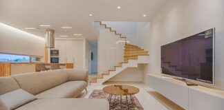 Teknolojinin baş döndürücü gelişimiyle birlikte hayatımıza giren akıllı ev sistemleri, yalnızca konforumuzu artırmakla kalmıyor, aynı zamanda yaşam alışkanlıklarımızı kökten değiştiriyor. Önceleri sadece bilimkurgu filmlerinde görmeye alışık olduğumuz konuşan cihazlar, uzaktan kontrol edilen ev sistemleri ya da otomatik çalışan ev aletleri, bugün artık sıradan hale geldi. Evlerdeki bu dijital dönüşüm, güvenlikten enerji tasarrufuna, zamandan tasarruftan sürdürülebilirliğe kadar pek çok alanı etkiliyor. Bu gelişmelerin arkasında yapay zeka, nesnelerin interneti (IoT) ve büyük veri analizi gibi teknolojiler yer alıyor. Peki, bu akıllı sistemler hayatımıza tam olarak nasıl yön veriyor? Konulu bir haber görseli.