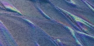 Günümüzde hemen her dijital sistemin temelinde algoritmalar yer almaktadır. Bilgisayarların çalışmasından sosyal medya platformlarının ne gösterdiğine kadar uzanan bu yapılar, teknolojinin işleyiş biçimini şekillendirir. Algoritma, belirli bir problemi çözmek veya bir görevi yerine getirmek için izlenen adımlar bütünüdür. Bu adımlar, mantıksal ve sistematik bir sırayla düzenlenmiş işlemler zinciri şeklinde çalışır. Teknolojik dünyada algoritma denildiğinde sadece matematiksel formüller değil, aynı zamanda bilgi işleme sürecinin her aşamasında kullanılan karar mekanizmaları anlaşılır. Konulu bir haber görseli.