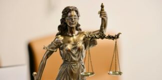 Modern demokratik sistemlerin temelini oluşturan en önemli kavramlardan biri anayasal devlet ilkesidir. Bu kavram, devletin yetkilerinin bir anayasa ile sınırlandığı, vatandaşların temel hak ve özgürlüklerinin güvence altına alındığı, tüm kurumların hukuka tabi olduğu bir yönetim biçimini ifade eder. Anayasal devlet anlayışı, keyfiliğe karşı hukukun üstünlüğünü, mutlak iktidara karşı ise denge ve denetim mekanizmalarını savunur. Bu bakımdan yalnızca teknik bir yönetim modeli değil, aynı zamanda siyasal ve etik bir taahhüt olarak da görülmelidir. Konulu bir haber görseli.