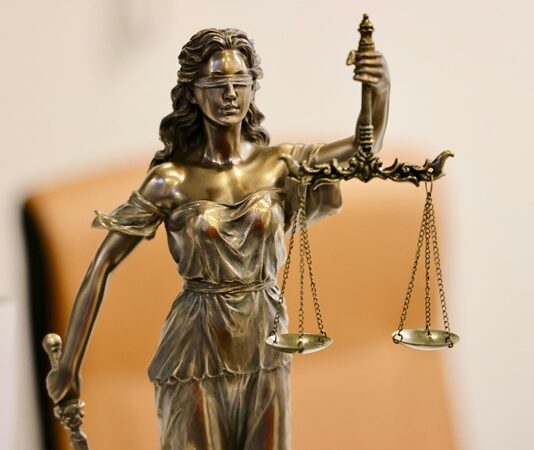 Modern demokratik sistemlerin temelini oluşturan en önemli kavramlardan biri anayasal devlet ilkesidir. Bu kavram, devletin yetkilerinin bir anayasa ile sınırlandığı, vatandaşların temel hak ve özgürlüklerinin güvence altına alındığı, tüm kurumların hukuka tabi olduğu bir yönetim biçimini ifade eder. Anayasal devlet anlayışı, keyfiliğe karşı hukukun üstünlüğünü, mutlak iktidara karşı ise denge ve denetim mekanizmalarını savunur. Bu bakımdan yalnızca teknik bir yönetim modeli değil, aynı zamanda siyasal ve etik bir taahhüt olarak da görülmelidir. Konulu bir haber görseli.