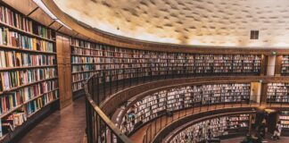 Bir araştırmanın temel yapı taşlarından biri, doğru ve etkili bir araştırma sorusu oluşturmaktır. Araştırma sorusu, bir çalışmanın yönünü belirleyen, araştırmacının hangi konu üzerinde derinlemesine inceleme yapacağını ortaya koyan kritik bir unsurdur. Araştırma sorusu, sadece bilgi edinme amacı taşımaz; aynı zamanda çözülmesi gereken bir sorunu da gündeme getirir. Bu yazıda, araştırma sorusunun ne olduğunu, nasıl oluşturulacağını ve bilimsel çalışmalardaki rolünü inceleyeceğiz. Konulu bir haber görseli.