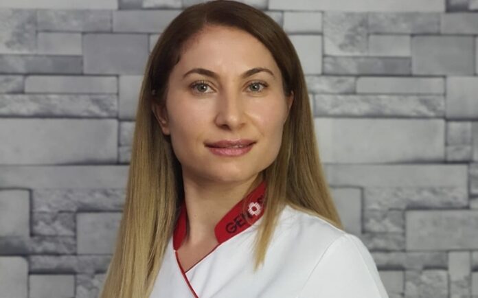 Arzu Dağtaş Güzellik ve cilt uzmanı Arzu Dağtaş, orijinalinden ayırt edilmesi çok zor olan birçok kozmetik ürünün dolaşımının arttığına ve bunların geri dönüşü olmayan sağlık sorunları yaratabileceğine dikkat çekti. Yılbaşı gibi özel günlerde hediye edilen ürünlerin takibi zordur. Dağtaş, “Nereden alındığını bilmediğimiz hediye ürün risklidir, dikkatle incelemeliyiz. Konulu bir görsel