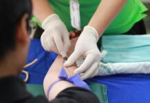 Modern tıbbın en büyük başarılarından biri olan aşılar, bireylerin ve toplumların enfeksiyon hastalıklarına karşı korunmasında kritik bir rol oynamaktadır. Tarih boyunca milyonlarca insanın hayatını kurtaran bu biyolojik ürünler, bağışıklık sistemimizi hastalıklara karşı önceden hazırlayarak koruyucu bir kalkan görevi görür. Ancak aşıların nasıl çalıştığı ve bağışıklığı nasıl sağladığı konusunda hâlâ birçok kişi yeterince bilgi sahibi değildir. Aşıların temel mantığı, vücudu zararlı mikroplarla karşılaştırmadan önce eğitmek ve güçlendirmektir. Konulu bir haber görseli.