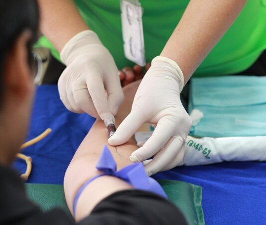 Modern tıbbın en büyük başarılarından biri olan aşılar, bireylerin ve toplumların enfeksiyon hastalıklarına karşı korunmasında kritik bir rol oynamaktadır. Tarih boyunca milyonlarca insanın hayatını kurtaran bu biyolojik ürünler, bağışıklık sistemimizi hastalıklara karşı önceden hazırlayarak koruyucu bir kalkan görevi görür. Ancak aşıların nasıl çalıştığı ve bağışıklığı nasıl sağladığı konusunda hâlâ birçok kişi yeterince bilgi sahibi değildir. Aşıların temel mantığı, vücudu zararlı mikroplarla karşılaştırmadan önce eğitmek ve güçlendirmektir. Konulu bir haber görseli.