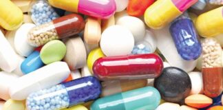 Antibiyotikler, bakteriyel enfeksiyonların tedavisinde önemli bir araç olarak kabul edilir ve tıpta hayat kurtarıcı etkilerinin olduğu kanıtlanmıştır. Ancak, aşırı antibiyotik kullanımı, beklenmeyen ve zararlı sonuçlara yol açabilir. Son yıllarda, aşırı antibiyotik kullanımının sağlık üzerindeki olumsuz etkileri giderek daha fazla fark edilmektedir. Özellikle, gereksiz antibiyotik tüketiminin, antibiyotiklere karşı dirençli bakteriler oluşturması, halk sağlığını tehdit eden önemli bir sorun haline gelmiştir. Bu yazıda, aşırı antibiyotik kullanımının neden olduğu sağlık risklerini ve bunlarla nasıl mücadele edilebileceğini ele alacağız. Konulu bir haber görseli.