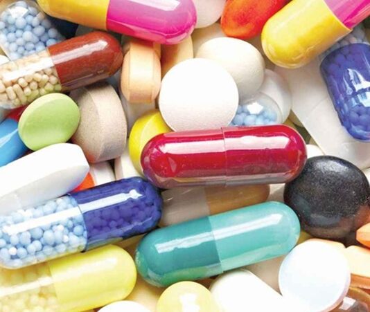 Antibiyotikler, bakteriyel enfeksiyonların tedavisinde önemli bir araç olarak kabul edilir ve tıpta hayat kurtarıcı etkilerinin olduğu kanıtlanmıştır. Ancak, aşırı antibiyotik kullanımı, beklenmeyen ve zararlı sonuçlara yol açabilir. Son yıllarda, aşırı antibiyotik kullanımının sağlık üzerindeki olumsuz etkileri giderek daha fazla fark edilmektedir. Özellikle, gereksiz antibiyotik tüketiminin, antibiyotiklere karşı dirençli bakteriler oluşturması, halk sağlığını tehdit eden önemli bir sorun haline gelmiştir. Bu yazıda, aşırı antibiyotik kullanımının neden olduğu sağlık risklerini ve bunlarla nasıl mücadele edilebileceğini ele alacağız. Konulu bir haber görseli.