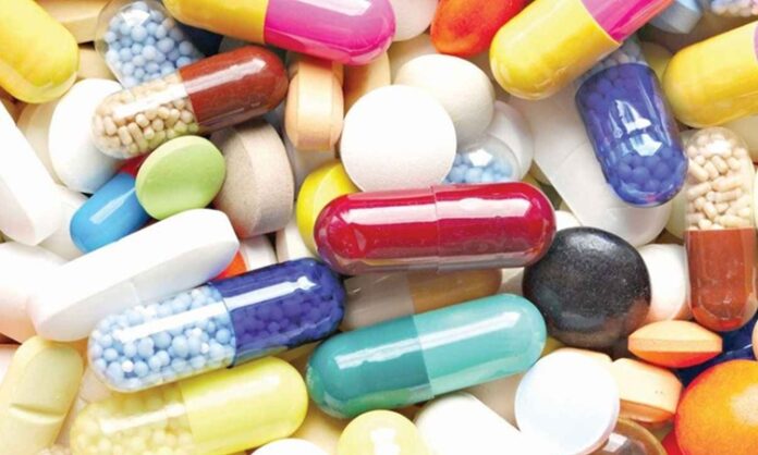 Aşırı Antibiyotik Kullanımı Hangi Riskleri Taşır Antibiyotikler, bakteriyel enfeksiyonların tedavisinde önemli bir araç olarak kabul edilir ve tıpta hayat kurtarıcı etkilerinin olduğu kanıtlanmıştır. Ancak, aşırı antibiyotik kullanımı, beklenmeyen ve zararlı sonuçlara yol açabilir. Son yıllarda, aşırı antibiyotik kullanımının sağlık üzerindeki olumsuz etkileri giderek daha fazla fark edilmektedir. Özellikle, gereksiz antibiyotik tüketiminin, antibiyotiklere karşı dirençli bakteriler oluşturması, halk sağlığını tehdit eden önemli bir sorun haline gelmiştir. Bu yazıda, aşırı antibiyotik kullanımının neden olduğu sağlık risklerini ve bunlarla nasıl mücadele edilebileceğini ele alacağız. Konulu bir haber görseli.