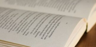 Akademik yazıların sağlam bir temele oturması, doğru kaynaklardan ve bilgiden yararlanılmasıyla mümkündür. Bu süreçte, başkalarının çalışmalarından faydalanırken yapılan en önemli uygulamalardan biri de atıf yapmaktır. Atıf, bir yazıda başka bir yazarın, araştırmanın veya kaynağın fikir, bulgu veya görüşlerine başvurmak için kullanılan bir yöntemdir. Atıf yapmak, sadece akademik etik için değil, aynı zamanda çalışmanın doğruluğu ve güvenilirliği için de son derece önemlidir. Konulu bir haber görseli.