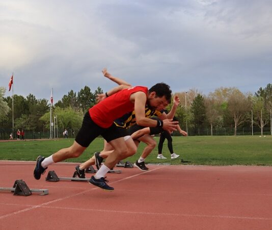 Atletizm, bireysel olarak yapılan ve insanların fiziksel yeteneklerini test ettiği en eski spor dallarından biridir. Koşu, atlama, vurma ve fırlatma gibi çeşitli branşlardan oluşan atletizm, hem amatör hem de profesyonel düzeyde dünya çapında büyük bir popülariteye sahiptir. Hem gençler hem de yetişkinler için uygundur ve fiziksel sağlığın yanı sıra zihinsel gelişim açısından da birçok fayda sağlar. Konulu bir haber görseli.