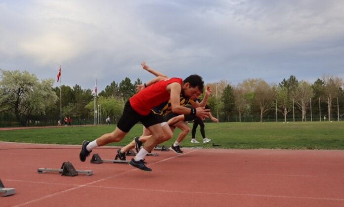 Atletizm, bireysel olarak yapılan ve insanların fiziksel yeteneklerini test ettiği en eski spor dallarından biridir. Koşu, atlama, vurma ve fırlatma gibi çeşitli branşlardan oluşan atletizm, hem amatör hem de profesyonel düzeyde dünya çapında büyük bir popülariteye sahiptir. Hem gençler hem de yetişkinler için uygundur ve fiziksel sağlığın yanı sıra zihinsel gelişim açısından da birçok fayda sağlar. Konulu bir haber görseli.