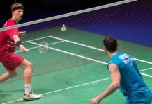 Badminton, dünyada en çok oynanan spor dallarından biri olan, hız ve çevikliğin ön plana çıktığı bir raket sporu olarak tanımlanabilir. Hem kapalı alanda hem de açık hava koşullarında oynanabilen bu oyun, iki kişi arasında bireysel olarak ya da iki takım arasında dörtlü formatta yapılabilir. Badminton, raketler ve bir tür hafif top olan shuttlecock (veya halk arasında karasinek) kullanılarak oynanır. Konulu bir haber görseli.