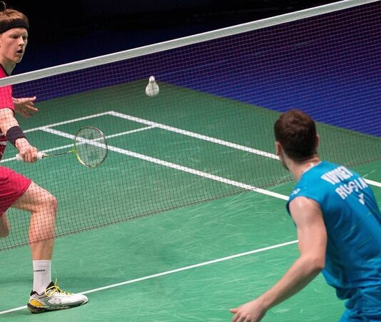 Badminton, dünyada en çok oynanan spor dallarından biri olan, hız ve çevikliğin ön plana çıktığı bir raket sporu olarak tanımlanabilir. Hem kapalı alanda hem de açık hava koşullarında oynanabilen bu oyun, iki kişi arasında bireysel olarak ya da iki takım arasında dörtlü formatta yapılabilir. Badminton, raketler ve bir tür hafif top olan shuttlecock (veya halk arasında karasinek) kullanılarak oynanır. Konulu bir haber görseli.