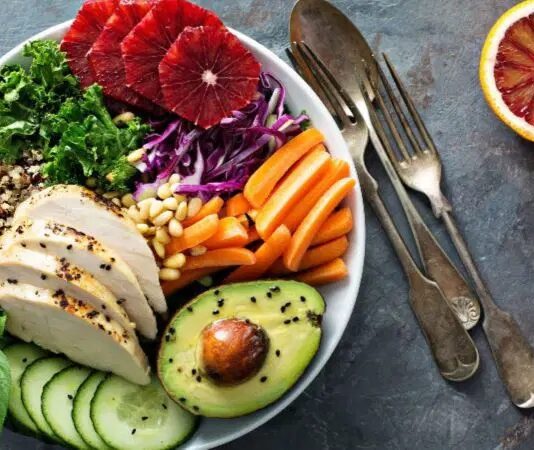 Bağışıklık sistemi, vücudun savunma mekanizmasının temel taşlarından biridir ve sağlıklı bir yaşam sürdürmek için kritik bir rol oynar. Bu sistem, enfeksiyonlar, hastalıklar ve zararlı maddelere karşı vücudu korur. Bağışıklık sistemi, vücutta zararlı ajanlara karşı savaşırken, çeşitli faktörler tarafından desteklenebilir. Son yıllarda, bağışıklık sistemini güçlendiren gıdalar konusu, sağlık ve wellness dünyasında popüler bir tartışma haline gelmiştir. Ancak, bu gıdaların gerçekten etkili olup olmadığı ve bağışıklık sistemine nasıl bir katkı sağladığı konusunda farklı görüşler bulunmaktadır. Konulu bir haber görseli.