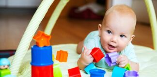 Eğitimde oyunlaştırma, son yıllarda öğretim süreçlerinde önemli bir yer edinmiş bir yaklaşım haline gelmiştir. Oyunlaştırma, eğitim süreçlerine oyun unsurlarının eklenmesiyle öğrencilerin derslere olan ilgisini artırmayı ve öğrenme sürecini daha eğlenceli hâle getirmeyi amaçlar. Bu yaklaşım, öğrencilerin motivasyonlarını artırırken, aynı zamanda öğrenmeye olan ilgilerini de pekiştirmektedir. Ancak, oyunlaştırmanın eğitimdeki etkisi konusunda farklı görüşler bulunmaktadır. Peki, oyunlaştırma gerçekten eğitimi nasıl etkiler? Öğrenciler bu yöntemle daha mı iyi öğreniyor? Oyunlaştırma, eğitimde ne gibi değişiklikler yaratabilir? Konulu bir haber görseli