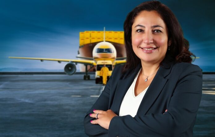 DHL Global Forwarding Türkiye Genel Müdürü Berna Yılmaz Ciğeroğlu, Kızıldeniz’deki durumu ve gemilerin Ümit Burnu rotasına yönlenmesini yakından takip ettiklerini söyleyerek, bölgedeki gerilimden etkilenen 40 gemi tespit edildiğini, bazı gemilerin Kızıldeniz üzerinden refakatçiler ile geçtiğini belirtti. Ciğeroğlu, “Kızıldeniz yerine Ümit Burnu rotasını kullanan gemiler için varış yerine ulaşmada ortalama 30 günlük bir gecikme olabileceğini tahmin ediyoruz ve oluşabilecek zamanlamayı müşterilerimize bildiriyoruz” dedi. Konulu bir görsel.