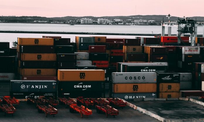 Beyaz Ticaret Nedir Beyaz ticaret, modern ticaretin karmaşık yapıları içinde oldukça önemli bir yer tutar. Ancak, bu kavram, çoğu kişi için hala tam olarak anlaşılmamış olabilir. Beyaz ticaret, temelde yasal ve etik çerçevede gerçekleştirilen ticaret anlamına gelir ve genellikle yasal faaliyetlerin ve etik ticaretin bir göstergesi olarak kabul edilir. Beyaz ticaret, çoğu zaman kara ticaretin zıddı olarak tanımlanır, çünkü kara ticaret illegal ve etik dışı faaliyetleri içerirken, beyaz ticaret tamamen yasal ve düzenlemelere uygun şekilde gerçekleşir. Konulu bir haber görseli.