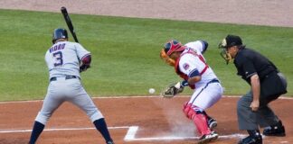 Beyzbol, dünya çapında en çok sevilen ve takip edilen sporlardan biridir. Özellikle Amerika Birleşik Devletleri'nde, Japonya ve Kore gibi ülkelerde büyük bir popülariteye sahiptir. Hem profesyonel liglerde hem de amatör düzeyde, beyzbol hem izleyiciler hem de oyuncular için büyük bir heyecan kaynağıdır. Beyzbol, top ve sopayla oynanan, iki takım arasında geçerli olan, strateji ve fiziksel dayanıklılığın birleştiği bir oyundur. Oyunun temel amacı, topu rakip takımın sahasında home plate olarak bilinen alana doğru vurarak, rakip takımın yakalayamadığı bir noktada güvenli bir şekilde ulaşmaktır. Konulu bir haber görseli.