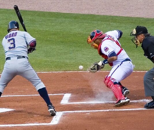 Beyzbol, dünya çapında en çok sevilen ve takip edilen sporlardan biridir. Özellikle Amerika Birleşik Devletleri'nde, Japonya ve Kore gibi ülkelerde büyük bir popülariteye sahiptir. Hem profesyonel liglerde hem de amatör düzeyde, beyzbol hem izleyiciler hem de oyuncular için büyük bir heyecan kaynağıdır. Beyzbol, top ve sopayla oynanan, iki takım arasında geçerli olan, strateji ve fiziksel dayanıklılığın birleştiği bir oyundur. Oyunun temel amacı, topu rakip takımın sahasında home plate olarak bilinen alana doğru vurarak, rakip takımın yakalayamadığı bir noktada güvenli bir şekilde ulaşmaktır. Konulu bir haber görseli.