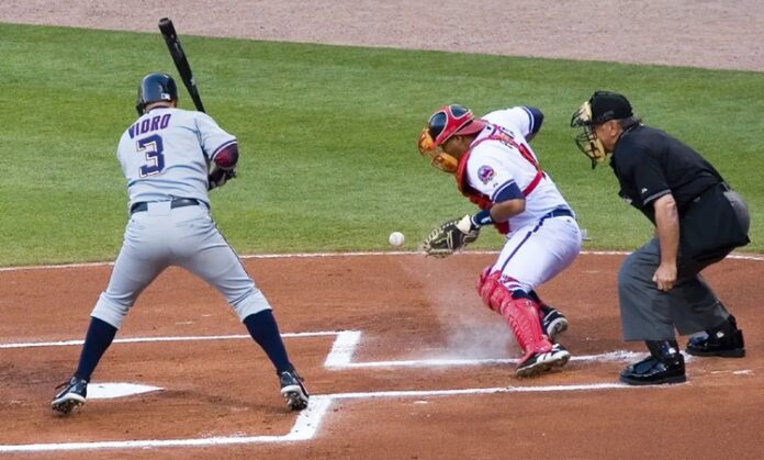 Beyzbol, dünya çapında en çok sevilen ve takip edilen sporlardan biridir. Özellikle Amerika Birleşik Devletleri'nde, Japonya ve Kore gibi ülkelerde büyük bir popülariteye sahiptir. Hem profesyonel liglerde hem de amatör düzeyde, beyzbol hem izleyiciler hem de oyuncular için büyük bir heyecan kaynağıdır. Beyzbol, top ve sopayla oynanan, iki takım arasında geçerli olan, strateji ve fiziksel dayanıklılığın birleştiği bir oyundur. Oyunun temel amacı, topu rakip takımın sahasında home plate olarak bilinen alana doğru vurarak, rakip takımın yakalayamadığı bir noktada güvenli bir şekilde ulaşmaktır. Konulu bir haber görseli.