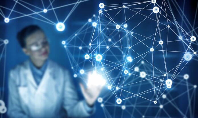 Bilimsel düşünce, mantıklı, sorgulayıcı ve sistematik bir yaklaşımı ifade eder. Bu yaklaşımda birey, olaylara önyargısız bir şekilde bakar, verileri değerlendirir ve sonuçlarını test edilebilir yollarla ortaya koyar. Bilim böylece yalnızca bilgiyi biriktirmekle kalmaz, aynı zamanda onu eleştirel bir süzgeçten geçirerek doğrulara ulaşmamıza olanak tanır. Konulu bir haber görseli.