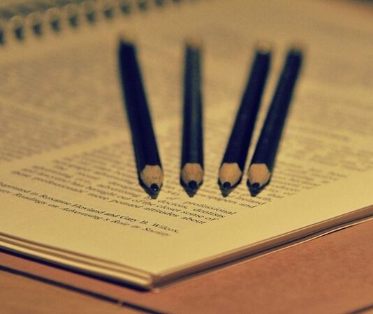 Akademik camiada iletişimin ve bilginin yayılmasının en etkili yollarından biri olan bildiri, bilimsel dünyada hayati bir yere sahiptir. Üniversiteler, araştırma merkezleri, enstitüler ve bilimsel kongrelerde sunulan bildiriler, araştırmacıların fikirlerini, hipotezlerini, deney sonuçlarını ve yorumlarını meslektaşlarıyla paylaşmalarını sağlar. Ancak bildiri yalnızca bir sunum değil, aynı zamanda bir akademik tartışma zeminidir. Günümüzde akademik üretkenliğin ve görünürlüğün ölçülmesinde bildirilerin sayısı ve niteliği oldukça belirleyici bir faktördür. Konulu bir haber görseli.