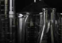 Bilimsel düşünme, doğa olaylarını, bilimsel verileri ve olguları anlamak ve yorumlamak için kullanılan mantıklı, sistematik bir yaklaşımdır. Bu düşünme tarzı, objektif, açık fikirli ve eleştirel olmayı gerektirir. İnsanlar, çevrelerini ve dünyayı anlamaya çalışırken her zaman bir tür düşünme süreciyle karşılaşırlar. Ancak bilimsel düşünme, belirli kurallar ve mantık çerçevesinde çalışarak, doğruluğu ve geçerliliği kanıtlanmış sonuçlara ulaşmayı amaçlar. Bu yazıda, bilimsel düşünmenin ne olduğunu, nasıl çalıştığını ve neden bu kadar önemli olduğunu inceleyeceğiz. Konulu bir haber görseli.