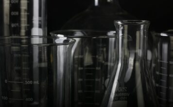 Bilimsel düşünme, doğa olaylarını, bilimsel verileri ve olguları anlamak ve yorumlamak için kullanılan mantıklı, sistematik bir yaklaşımdır. Bu düşünme tarzı, objektif, açık fikirli ve eleştirel olmayı gerektirir. İnsanlar, çevrelerini ve dünyayı anlamaya çalışırken her zaman bir tür düşünme süreciyle karşılaşırlar. Ancak bilimsel düşünme, belirli kurallar ve mantık çerçevesinde çalışarak, doğruluğu ve geçerliliği kanıtlanmış sonuçlara ulaşmayı amaçlar. Bu yazıda, bilimsel düşünmenin ne olduğunu, nasıl çalıştığını ve neden bu kadar önemli olduğunu inceleyeceğiz. Konulu bir haber görseli.