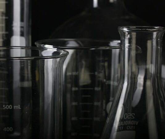 Bilimsel düşünme, doğa olaylarını, bilimsel verileri ve olguları anlamak ve yorumlamak için kullanılan mantıklı, sistematik bir yaklaşımdır. Bu düşünme tarzı, objektif, açık fikirli ve eleştirel olmayı gerektirir. İnsanlar, çevrelerini ve dünyayı anlamaya çalışırken her zaman bir tür düşünme süreciyle karşılaşırlar. Ancak bilimsel düşünme, belirli kurallar ve mantık çerçevesinde çalışarak, doğruluğu ve geçerliliği kanıtlanmış sonuçlara ulaşmayı amaçlar. Bu yazıda, bilimsel düşünmenin ne olduğunu, nasıl çalıştığını ve neden bu kadar önemli olduğunu inceleyeceğiz. Konulu bir haber görseli.