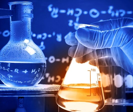 Bilimsel yayın, araştırma ve bilimsel çalışmaların sonucunda ortaya çıkan, belirli bir konuda bilgi, veri ve analizleri içeren yazılı eserlerdir. Bu yayınlar, akademik dünyada yeni bilgilerin paylaşılması, tartışılması ve bilimsel ilerlemenin sağlanmasında kritik bir rol oynar. Bilimsel yayınlar, sadece araştırmacılar için değil, aynı zamanda eğitimciler, öğrenciler ve toplum için de önemli kaynaklardır. Ancak, bilimsel yayın nedir ve nasıl işler? Konulu bir haber görseli.