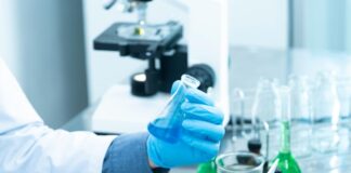 Bilimsel yöntem, bilimsel araştırmalarda kullanılan, gözlemler, hipotezler ve deneyler yoluyla bilgi edinme sürecini tanımlar. Bu yöntem, bilim insanlarının doğa olaylarını anlamalarına, doğruluk payı yüksek sonuçlar elde etmelerine ve yeni keşiflerde bulunmalarına olanak tanır. Bilimsel yöntem, bir problemi çözmek ve evrenin işleyişini daha iyi anlamak için sistematik bir yaklaşımdır. Her adımda belirli bir düzene ve mantığa dayanarak ilerlenir. Bu yazıda, bilimsel yöntemin temel aşamalarını ve önemini detaylı olarak ele alacağız. Konulu bir haber görseli.