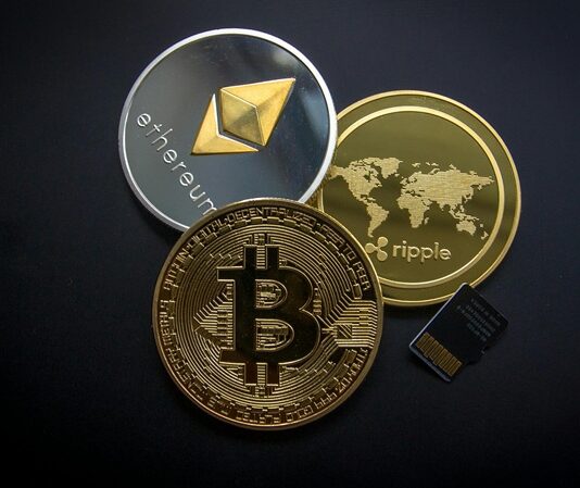 Günümüzde teknolojik dönüşümün kalbinde yer alan blokzincir teknolojisi, sadece finans dünyasında değil, birçok sektörde devrim yaratmaya devam ediyor. Bu yenilikçi teknoloji, merkezi olmayan ve şeffaf yapısıyla özellikle dijital güvenlik, veri takibi ve işlem doğruluğu alanlarında etkili çözümler sunuyor. İnterneti veri paylaşımı çağı olarak tanımlarsak, blokzincir, güvenli dijital değer transferi çağını başlatıyor. Konulu bir haber görseli.