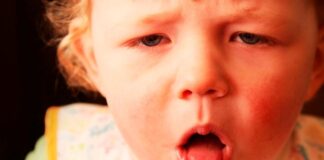 Boğmaca, özellikle bebekler ve küçük çocuklar için hayati tehlike oluşturabilen bulaşıcı bir solunum yolu enfeksiyonu olarak bilinir. Halk arasında “ötüşük öksürük” olarak da adlandırılan bu hastalık, öksürük nöbetleri ve nefes almada güçlükle kendini gösterir. Son yıllarda, aşı karşıtlığı gibi nedenlerle boğmaca vakalarında yeniden artış görülmeye başlanmıştır. Özellikle aşısız bebekler, bu hastalık karşısında savunmasız kalmakta ve ciddi komplikasyonlarla karşılaşmaktadır. Konulu bir haber görseli.