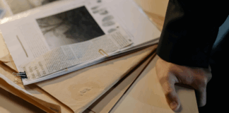 Modern devlet yönetiminde iktidarın yalnızca seçim sandığında değil, çoğu zaman görünmeyen kurumsal yapılar içinde biçimlendiği bir gerçektir. Bu yapının temelini oluşturan unsur ise bürokrasidir. Yasama ve yürütmenin ötesinde, devleti sürdüren profesyonel kadrolar, iktidarın yönünü, hızını ve kalıcılığını belirleyebilir. konulu bir görsel