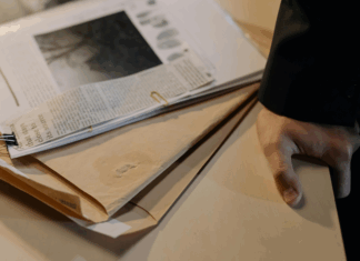 Bürokrasi Nasıl İktidarı Biçimlendirir? Derin Devlet mi, Derin Güç mü? Modern devlet yönetiminde iktidarın yalnızca seçim sandığında değil, çoğu zaman görünmeyen kurumsal yapılar içinde biçimlendiği bir gerçektir. Bu yapının temelini oluşturan unsur ise bürokrasidir. Yasama ve yürütmenin ötesinde, devleti sürdüren profesyonel kadrolar, iktidarın yönünü, hızını ve kalıcılığını belirleyebilir. konulu bir görsel