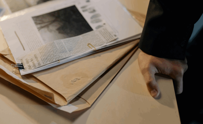 Modern devlet yönetiminde iktidarın yalnızca seçim sandığında değil, çoğu zaman görünmeyen kurumsal yapılar içinde biçimlendiği bir gerçektir. Bu yapının temelini oluşturan unsur ise bürokrasidir. Yasama ve yürütmenin ötesinde, devleti sürdüren profesyonel kadrolar, iktidarın yönünü, hızını ve kalıcılığını belirleyebilir. konulu bir görsel