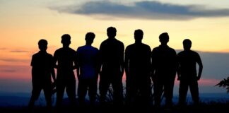 Çalışma grubu, belirli bir amaç doğrultusunda bir araya gelen, farklı uzmanlık alanlarından bireylerin ortaklaşa çalıştığı ve bilgi paylaşımında bulunduğu bir yapı olarak tanımlanabilir. İş dünyasında, akademik alanda veya sosyal projelerde, bu tür gruplar daha verimli, yaratıcı ve hızlı çözümler üretme amacını güder. Çalışma gruplarının temel amacı, uzmanlıklarını ve bilgilerini birleştirerek ortak bir hedefe ulaşmaktır. Konulu bir haber görseli.