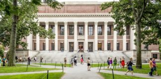 Çap (Çift Anadal Programı), üniversitelerde öğrencilerin aynı anda iki farklı alanda eğitim almasına imkân tanıyan bir programdır. Bu program, öğrencilere hem daha derin bir uzmanlık kazandırırken hem de farklı alanlarda bilgi sahibi olmalarını sağlar. Öğrenciler, bu şekilde daha geniş bir eğitim perspektifi kazanır ve kariyerlerinde farklı fırsatlar elde edebilirler. Çift anadal, özellikle çok disiplinli bir kariyer hedefleyenler için önemli bir seçenek sunar. Konulu bir haber görseli.