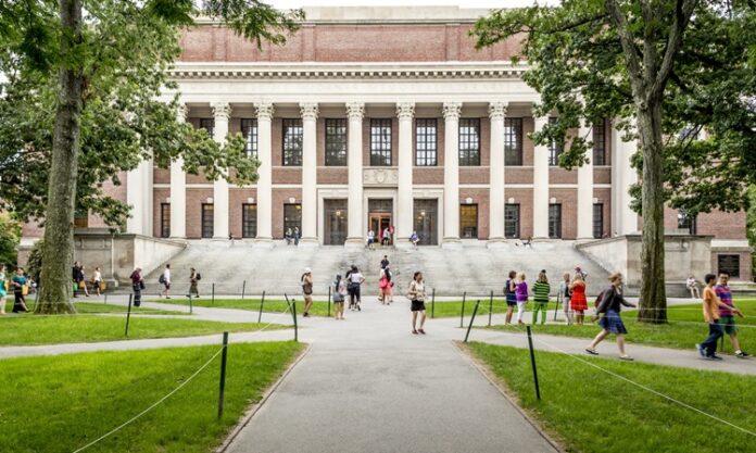 Çap (Çift Anadal Programı), üniversitelerde öğrencilerin aynı anda iki farklı alanda eğitim almasına imkân tanıyan bir programdır. Bu program, öğrencilere hem daha derin bir uzmanlık kazandırırken hem de farklı alanlarda bilgi sahibi olmalarını sağlar. Öğrenciler, bu şekilde daha geniş bir eğitim perspektifi kazanır ve kariyerlerinde farklı fırsatlar elde edebilirler. Çift anadal, özellikle çok disiplinli bir kariyer hedefleyenler için önemli bir seçenek sunar. Konulu bir haber görseli.