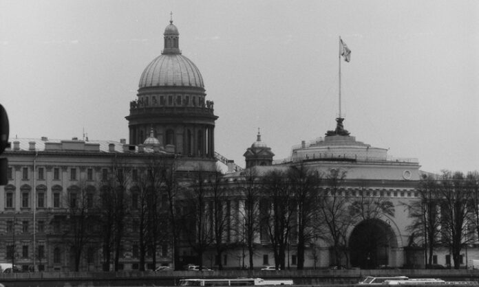 Güçler ayrılığı, modern demokrasilerin temelini oluşturan en önemli ilkelerden biridir. Bu ilke, yasama, yürütme ve yargı erklerinin birbirinden bağımsız çalışmasını ve birbirini dengelemesini hedefler. Devletin mutlak güce sahip bir yapı haline gelmesini engelleyen bu sistem, bireysel hak ve özgürlüklerin korunması için vazgeçilmezdir. Tarih boyunca birçok toplum, tek bir elde toplanan yetkinin doğurduğu otoriter rejimlerin baskısıyla karşı karşıya kalmış; bu da güçler ayrılığı ilkesinin neden bu kadar hayati olduğunu açıkça göstermiştir. Konulu bir haber görseli