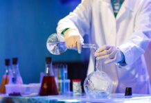 Denencelik, modern bilimsel yöntemin ayrılmaz bir parçası olarak, bilgiye ulaşma sürecinde kilit bir role sahiptir. Günümüzde bilimsel araştırmaların büyük bir kısmı, doğruluğu sınanabilir hipotezler üzerine kurulmuştur. Bu yaklaşımın temelini ise denencelik ilkesi oluşturur. Denencelik, sadece bilim dünyasında değil, günlük yaşamda ve eleştirel düşünce süreçlerinde de etkili biçimde yer alır. Bu nedenle denenceliğin ne olduğu, nasıl işlediği ve neden önemli olduğu üzerine kapsamlı bir değerlendirme yapılması gereklidir. Konulu bir haber görseli.