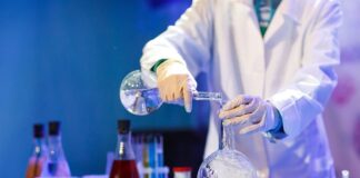 Denencelik, modern bilimsel yöntemin ayrılmaz bir parçası olarak, bilgiye ulaşma sürecinde kilit bir role sahiptir. Günümüzde bilimsel araştırmaların büyük bir kısmı, doğruluğu sınanabilir hipotezler üzerine kurulmuştur. Bu yaklaşımın temelini ise denencelik ilkesi oluşturur. Denencelik, sadece bilim dünyasında değil, günlük yaşamda ve eleştirel düşünce süreçlerinde de etkili biçimde yer alır. Bu nedenle denenceliğin ne olduğu, nasıl işlediği ve neden önemli olduğu üzerine kapsamlı bir değerlendirme yapılması gereklidir. Konulu bir haber görseli.